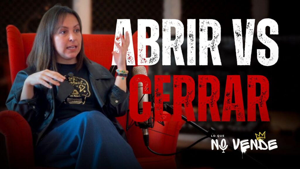 Lidia Ramirez durante una entrevista en el podcast Lo que no vende, sentada en un sillón rojo con un micrófono delante. La miniatura incluye el texto: «abrir vs cerrar».