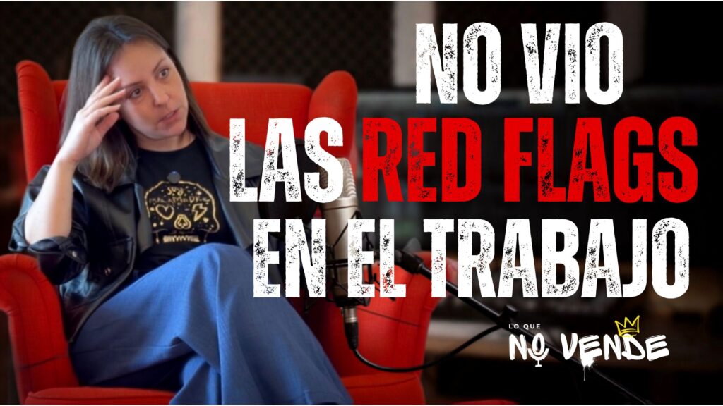 Lidia Ramirez durante una entrevista en el podcast Lo que no vende, sentada en un sillón rojo con un micrófono delante. La miniatura incluye el texto: «No vio las red flags en el trabajo».