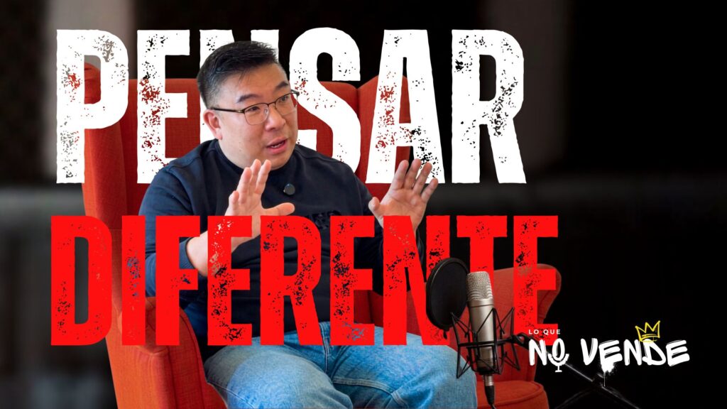 Antonio sentado en un sillón rojo con la leyenda pensar diferente