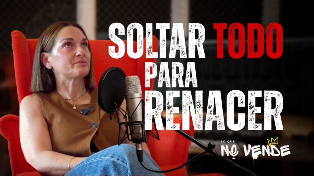 Nazaret sentada en un sillón rojo frente al micrófono en el podcast lo que no vende